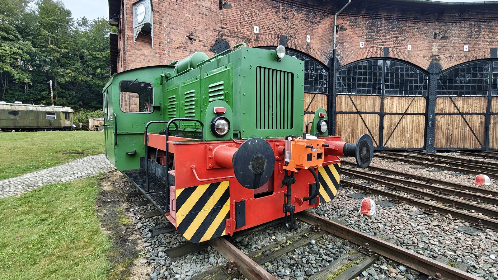 SAMIRAmobil am Zughaken einer Rangierlok im Eisenbahnmuseum Schwarzenberg, September 2026. Das finale Seriendesign kann abweichen.